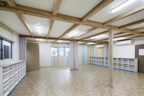 カラフルな壁紙の木造2階建て保育園 の施工イメージ148